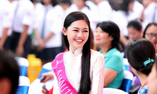 Chùm ảnh: Á hậu Thanh Tú tinh khôi ngày về thăm trường xưa